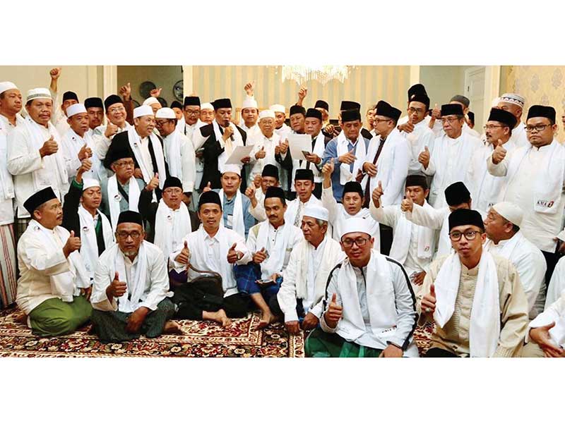 INDONESIA MAKIN MAJU: Puluhan alim ulama dari Jakarta Pusat yang dipimpin KH Ahmad Katsir memberi dukungan penuh kepada cawapres no urut 01 Prof Dr KH Ma’ruf Amin (tengah) di Jakarta, kemarin. Setelah mengaji dan salat subuh berjemaah di kediaman KH Ma’ruf