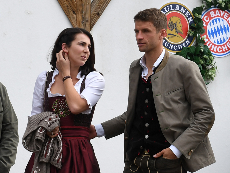 Thomas Mueller (kanan) dan istrinya Lisa.
