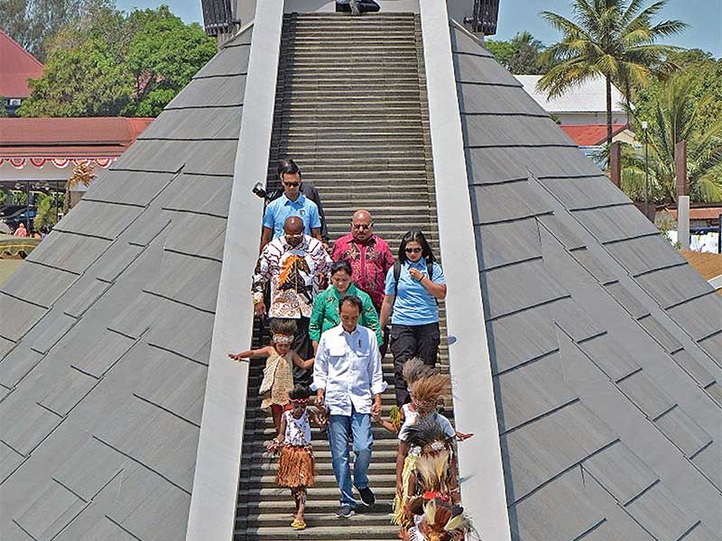 Presiden bersama Ibu Negara Iriana Joko Widodo didampingi Gubernur Papua Barat Lukas Enembe dan Bupati Merauke Frederikus Gebze menuruni tangga bersama anak-anak seusai meresmikan dan menaruh tujuh mimpi anak-anak bangsa yang diletakkan secara permanen di 