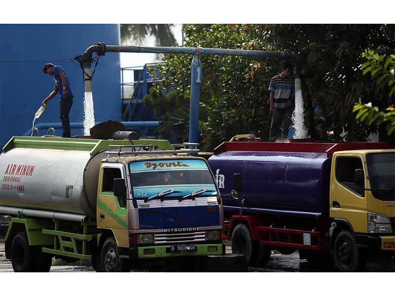 Truk tangki mengis air bersih yang akan dikirim pada pengecer di Kota Tangerang