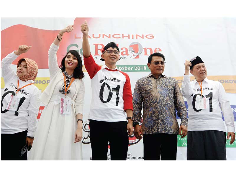 LAUNCHING GO RELAONE: Wakil Ketua Tim Kampanye Pemenangan (TKN) Jokowi-Amin, Moeldoko (kedua dari kanan) bersama Direktur Relawan TKN Maman Imanul Haq (tengah) bersama relawan lainnya hadir dalam peluncuran relawan Go RelaOne di rumah Aspirasi, Jakarta, ke