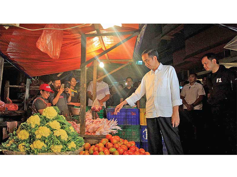 BLUSUKAN KE PASAR: Presiden Joko Widodo (Jokowi) yang merupakan capres nomor urut 01 dengan didampingi Wali Kota Bogor Bima Arya blusukan ke Pasar Bogor, Rabu (31/10). Visi-misi ekonomi yang ditawarkan pasangan capres-cawapres hendaknya tidak sekadar bertu