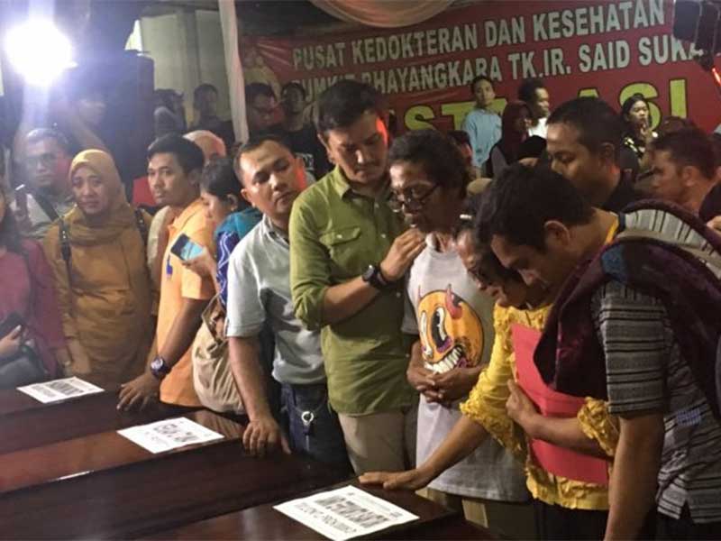 Keluarga korban kecelakaan pesawat pesawat Lion Air JT 610 menerima jenazah di Rumah Sakit Bhayangkara R. Said Sukanto, Jakarta Timur, Minggu (4/11/2018) 