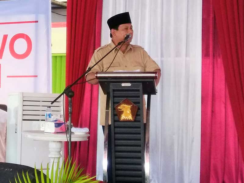 Capres Urut 2, Prabowo Subianto berikan orasi politik terkait Pilpres 2019 dihadapan ratusan pendukungnya yang berkumpul di Posko Koalisi 'Adil-Makmur