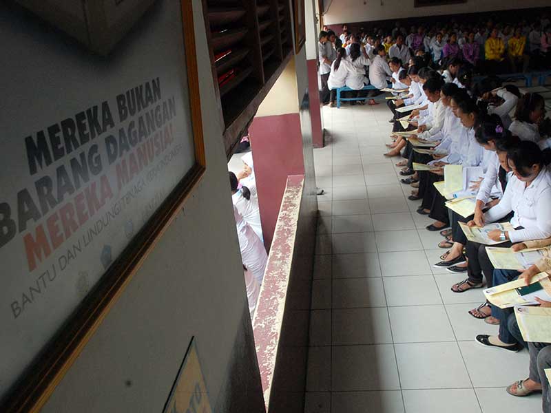 Ratusan calon Tenaga Kerja Indonesia (TKI) mengantri saat akan membuat pasport di kantor Imigrasi khusus TKI, Tangerang, Banten