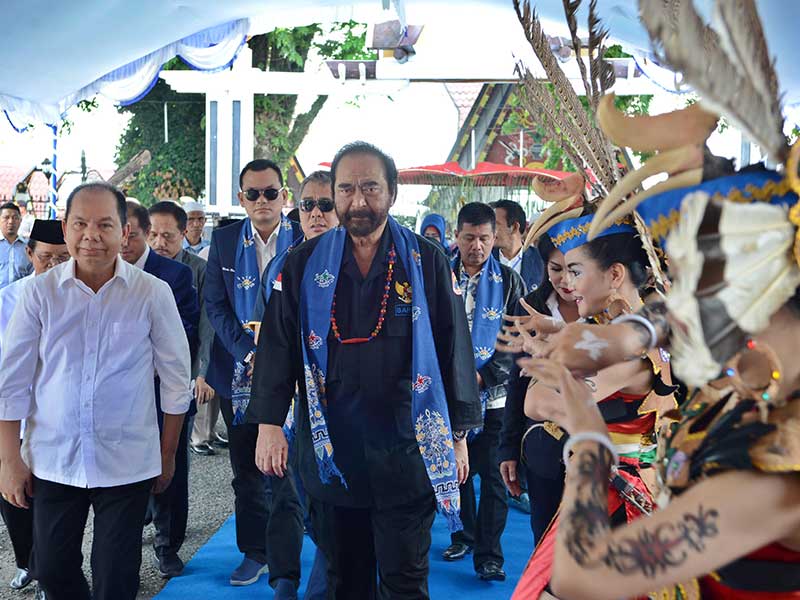  Ketua Umum Partai NasDem Surya Paloh (tengah) dan pengurus DPP Partai NasDem didampingi Bupati Kapuas, Kalimantan Tengah, Ben Brahim S Bahat (kiri) disambut tarian Tadisi Suku Dayat di Kediaman Bupati, Kapuas, Kalimantan Tengah, Sabtu (3/11/2018).