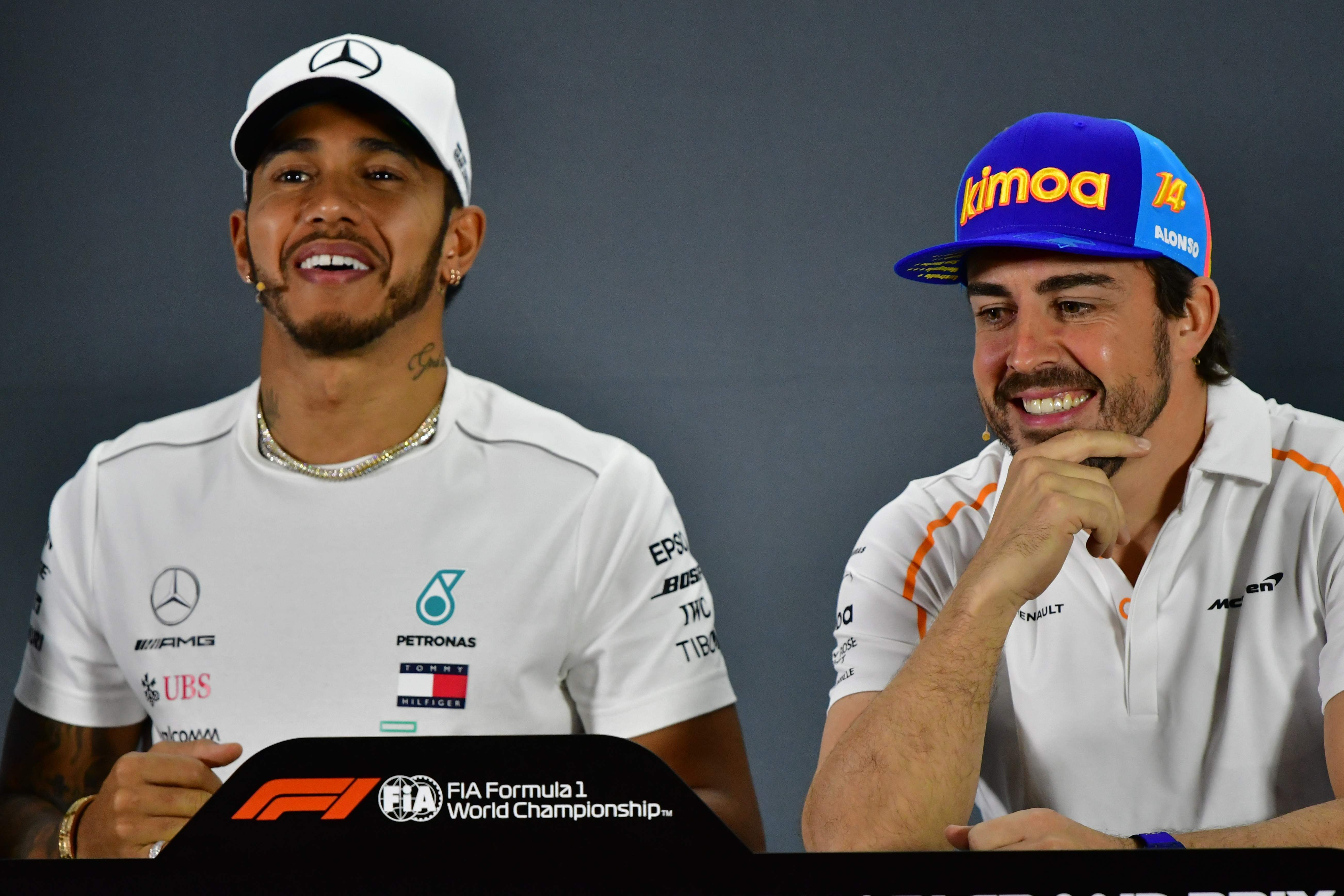 Lewis Hamilton (kiri) dan Fernando Alonso