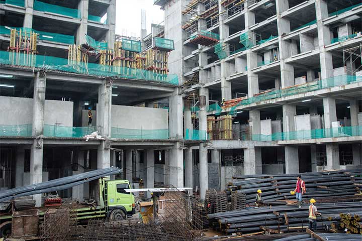 Aktivitas proyek pembangunan Rusunawa Tingkat Tinggi Pasar Rumput, Jakarta, Senin (9/10).