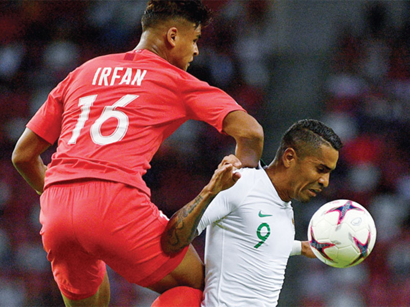 Pemain timnas Indonesia Alberto Goncalves (kanan) berebut bola dengan pemain timnas Singapura Irfan Fandi Ahmad dalam penyisihan Grub B Piala AFF 2018 di Stadion Nasional Singapura, Jumat (9/11/2018)