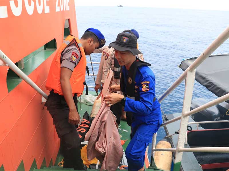 SERPIHAN LION AIR JT-610: Anggota polisi mengamankan serpihan-serpihan yang diduga terkait jatuhnya pesawat Lion Air bernomor penerbangan JT-610 rute Jakarta-Pangkalpinang yang jatuh di laut utara Karawang, Jawa Barat, Senin (29/10). 