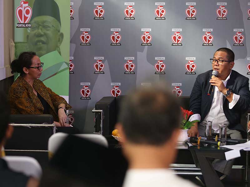 Ketua Dewan Pembina Master C19 Portal KMA Ahmad Syaugi (kanan) dan pengamat komunikasi politik Novita Damayanti menjadi pembicara dalam diskusi di Jakarta, Jumat (21/12/2018).