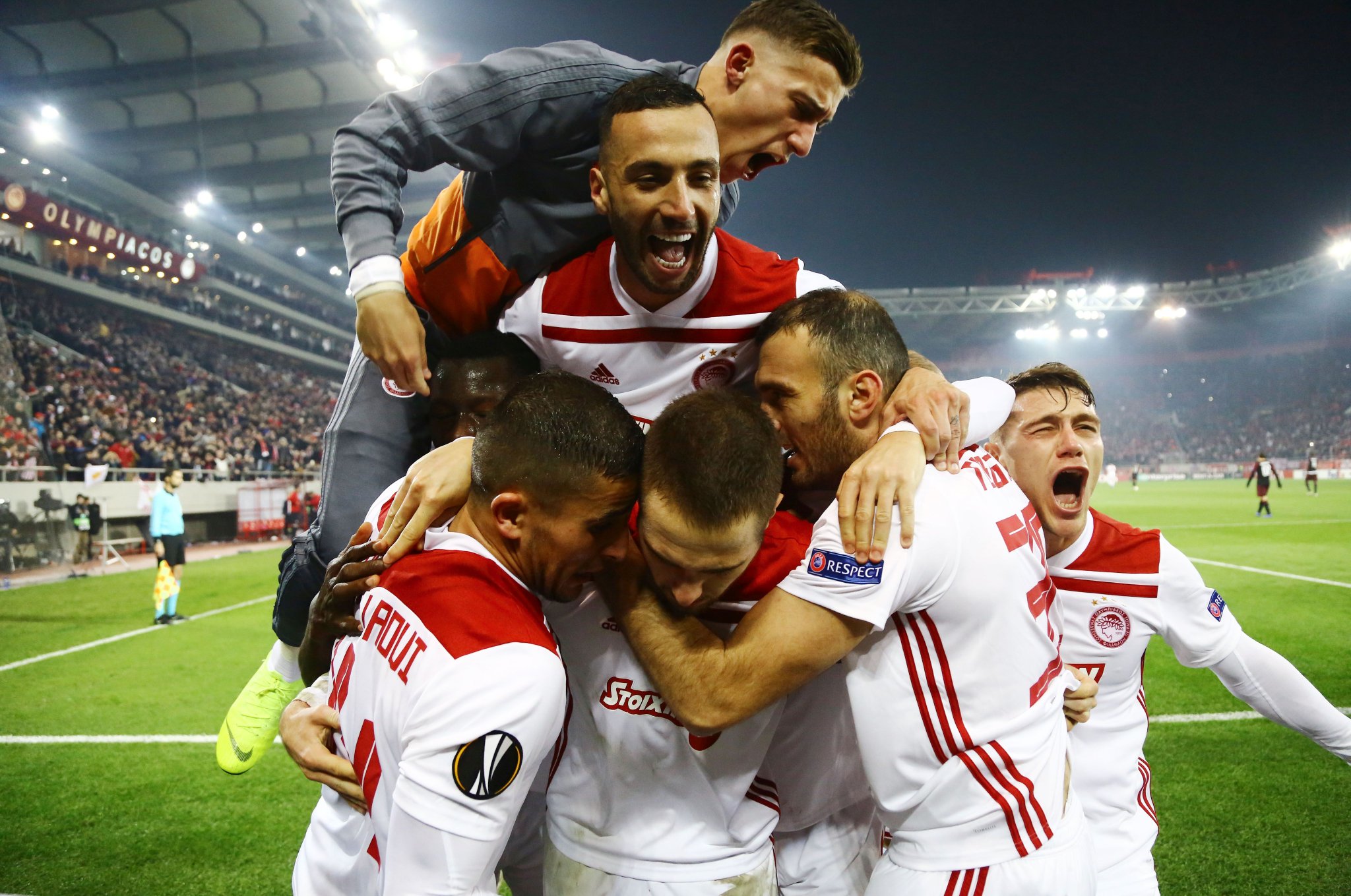 Selebrasi para pemain Olympiakos usai mengalahkan AC Milan