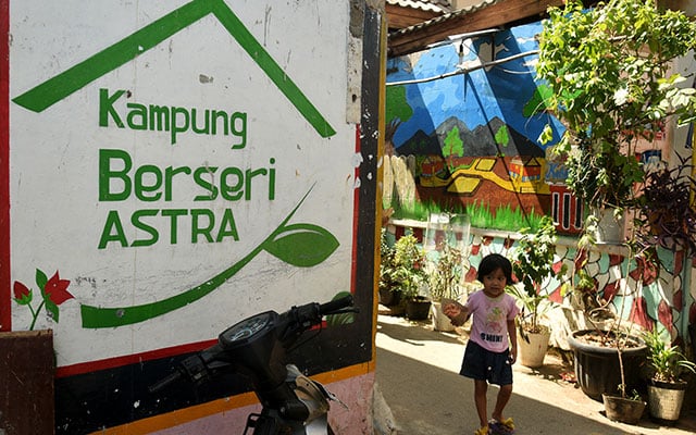 Anak bermain di lingkungan yang bersih dari sampah