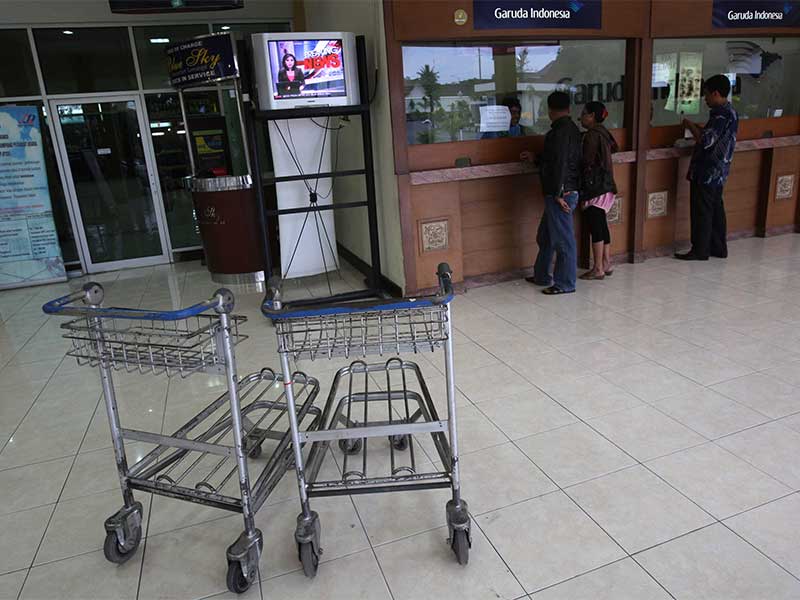 Suasana sepi karena semua maskapai penerbangan mebatalkan keberangkatan di Bandara Adisutjipto Yogyakarta, Minggu (7/11).