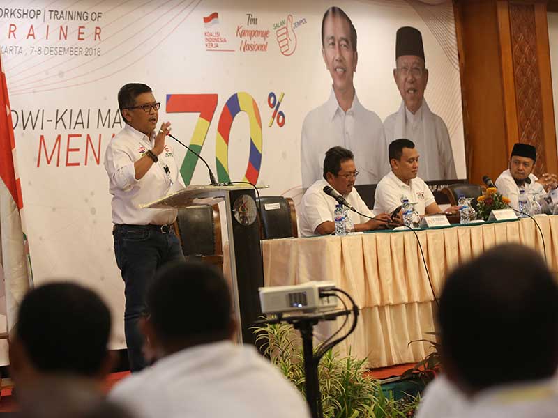Sekretaris Tim Kampanye Nasional (TKN) Jokowi-Ma’ruf Amin, Hasto Kristiyanto (kiri), didampingi Wakil Sekretaris TKN Very Surya (kanan), Abdul Kadir Karding (kedua dari kanan), dan Bendahara TKN Wahyu Sakti Trenggono, membuka Workshop Nasional Tim Kampanye
