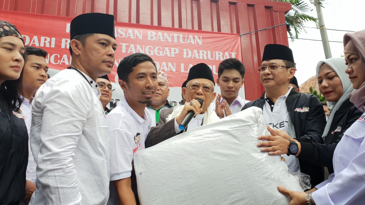 CAWAPRES nomor urut 01, Ma'ruf Amin, melepas keberangkatan orang-orang muda yang akan membantu penanganan bencana paskatsunami di Banten. Mereka tergabung dalam Relawan Milenial Jokowi-Ma'ruf Amin Remaja untuk Bencana Banten di Jl.Situbondo, Menteng, Jakar