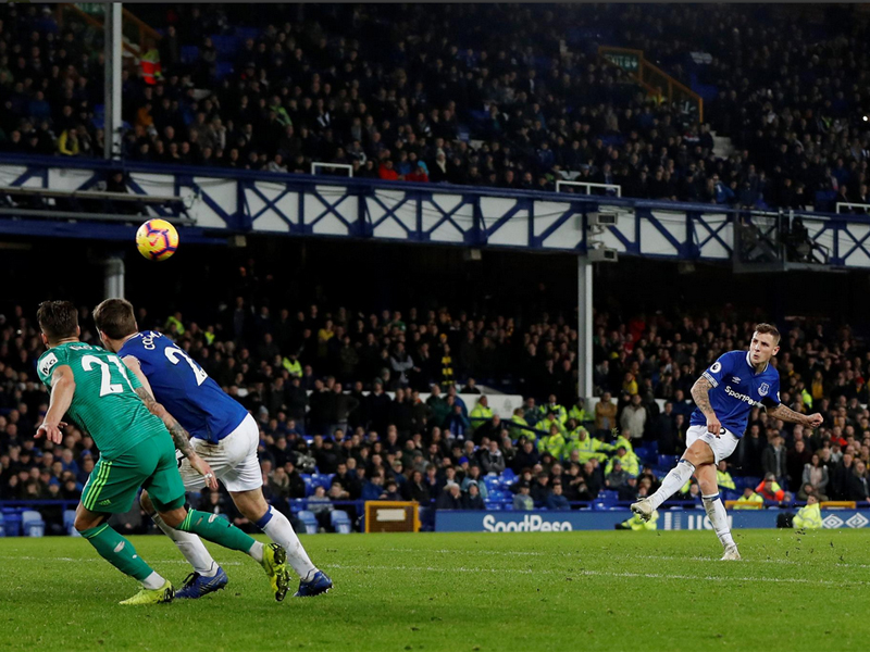 Lucas Digne mencetak gol penyelamat Everton dari tendagan bebas