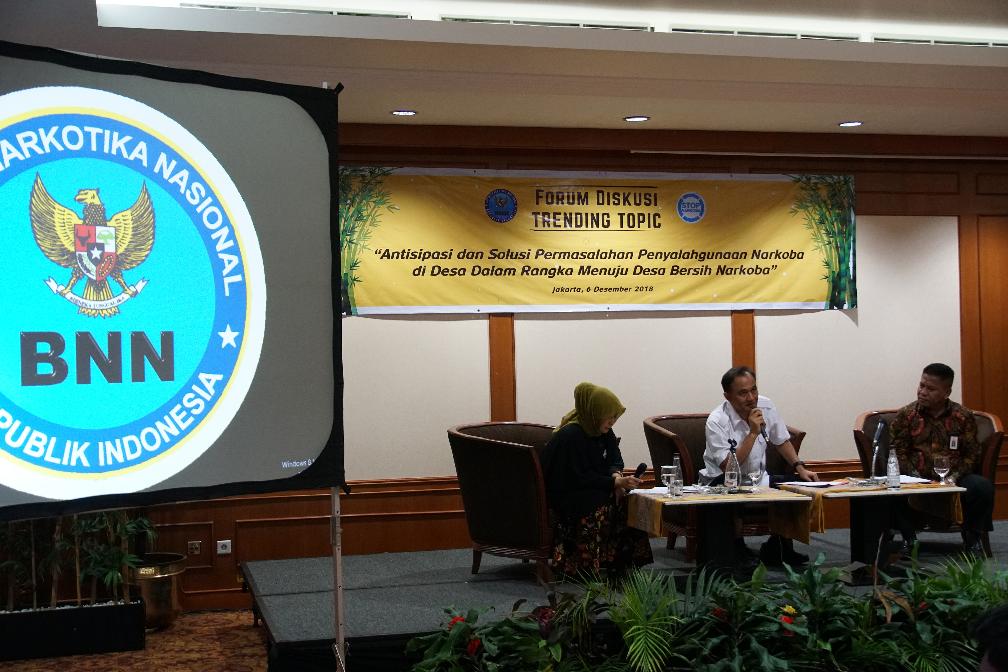 Kepala Badan Narkotika Nasional Heru Winarko (tengah) didampingi Inspektur Jenderal Kementerian Desa Ansar Husein (kanan)---MI/R.M. Zen