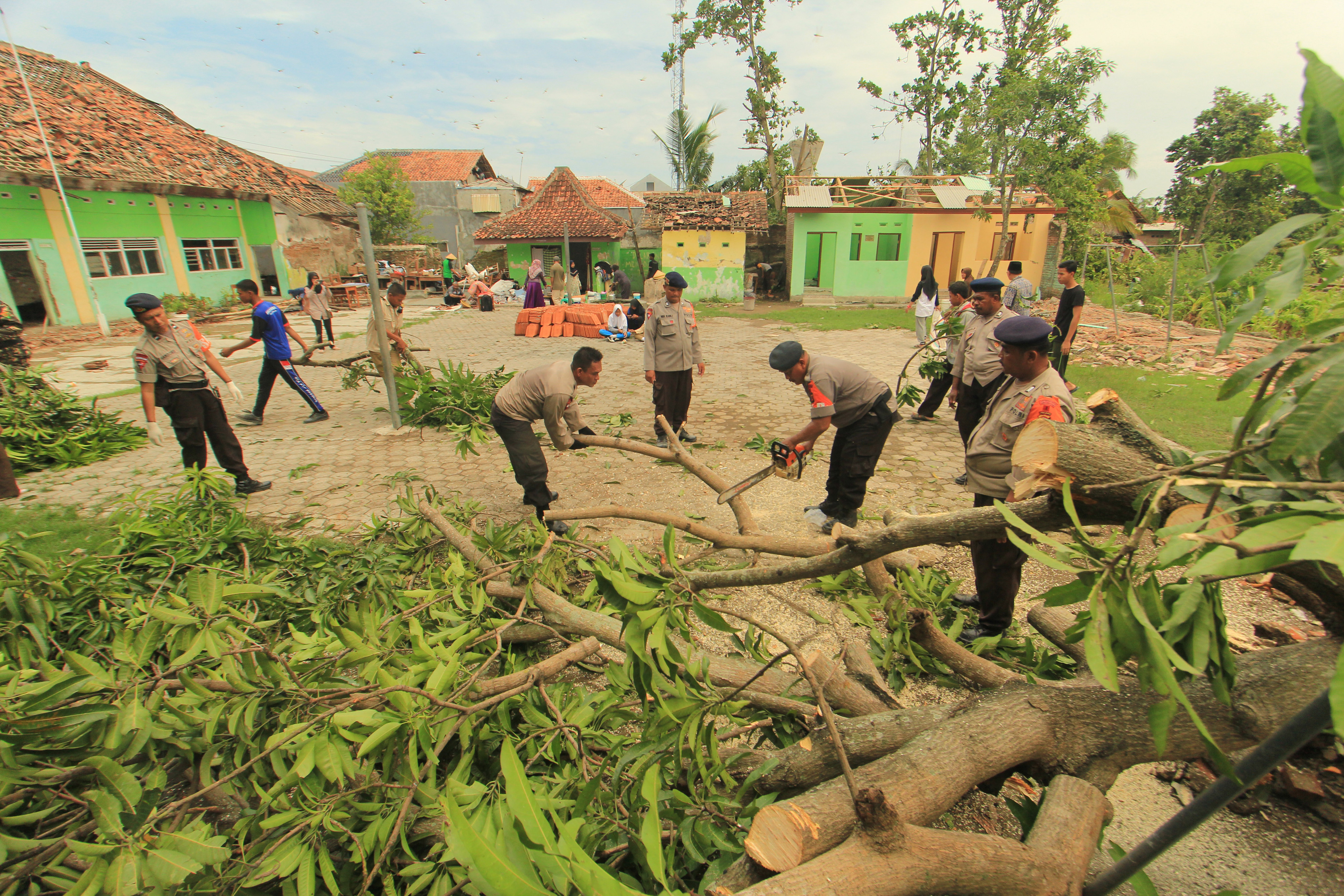Warga Sebut Puting Beliung Cirebon Berlangsung 20 Menit