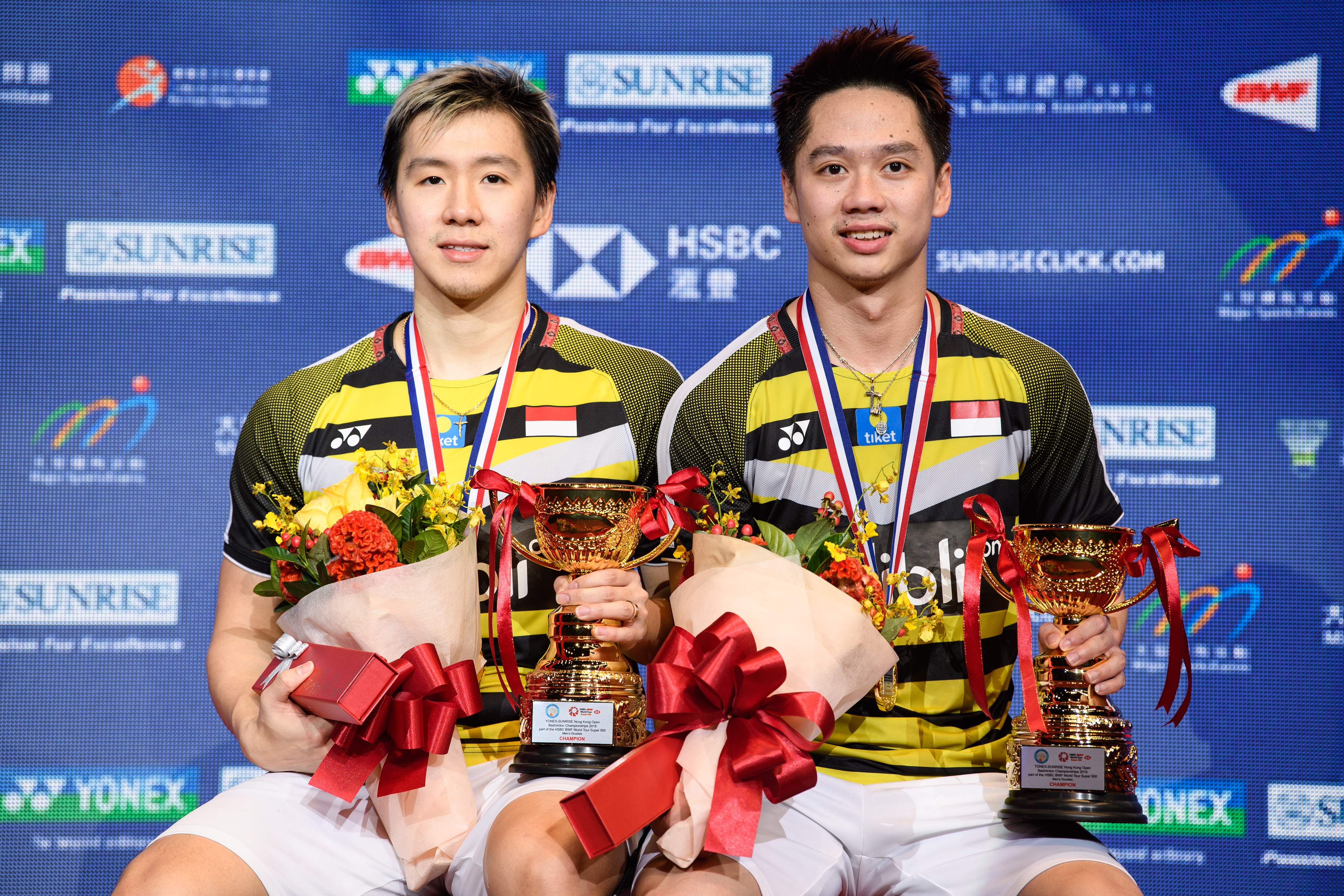 Marcus Gideon (kiri) dan Kevin Sanjaya saat menjadi juara di Hong Kong Terbuka, 18 November lalu.