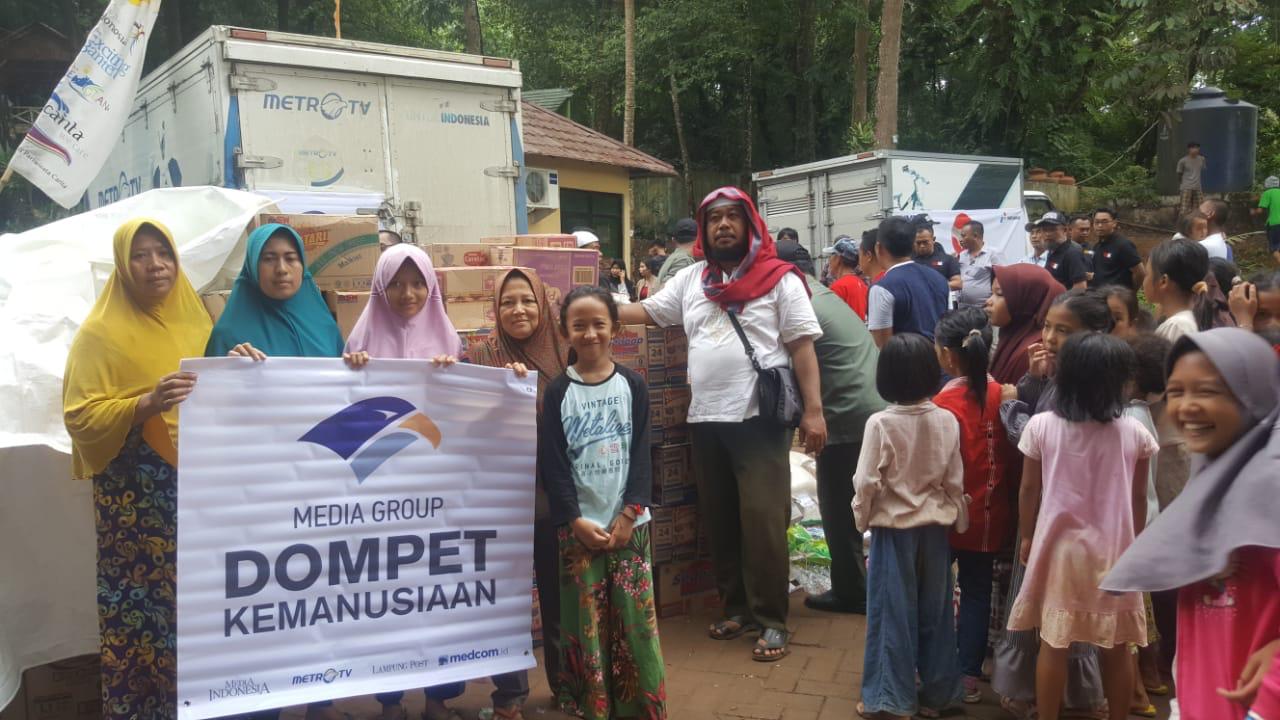 Warga korban yang terdampak tsunami Selat Sunda menerima bantuan dari Dompet Kemanusian Media Group di Provinsi Banten, Senin (24/12).