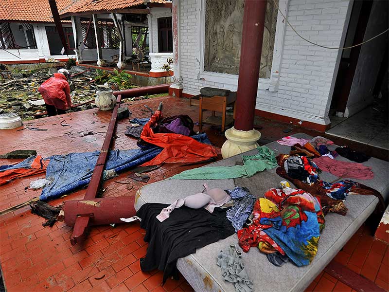Warga membersihkan puing-puing rumah yang hancur karena gelombang tsunami di Kampung Pasauran, Serang, Banten, Kamis (27/12/2018). 