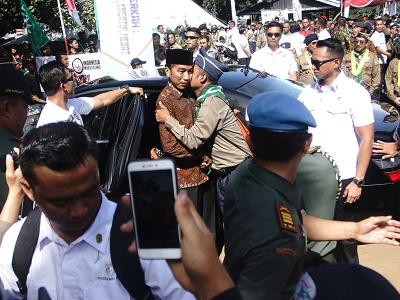Presiden Joko Widodo dicium seorang pandu Hizbul Wathan seusai menghadiri Apel Akbar Milad Satu Abad Kepanduan Hizbul Wathan di Bumi Perkemahan Cibubur, Jakarta, Jumat (21/12/2018)