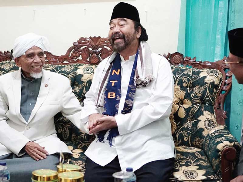 Ketua Umum Partai NasDem Surya Paloh bersilaturahim dengan Pimpinan Pondok Pesantren Qomarul Huda Mustasyar PBNU Tuan Guru Kiai Haji (TGKH) L Turmudzi Badarudin (kiri) disaksikan Ketua DPW NasDem NTB Muhammad Amin, di Lombok, Jumat (14/12/2018)