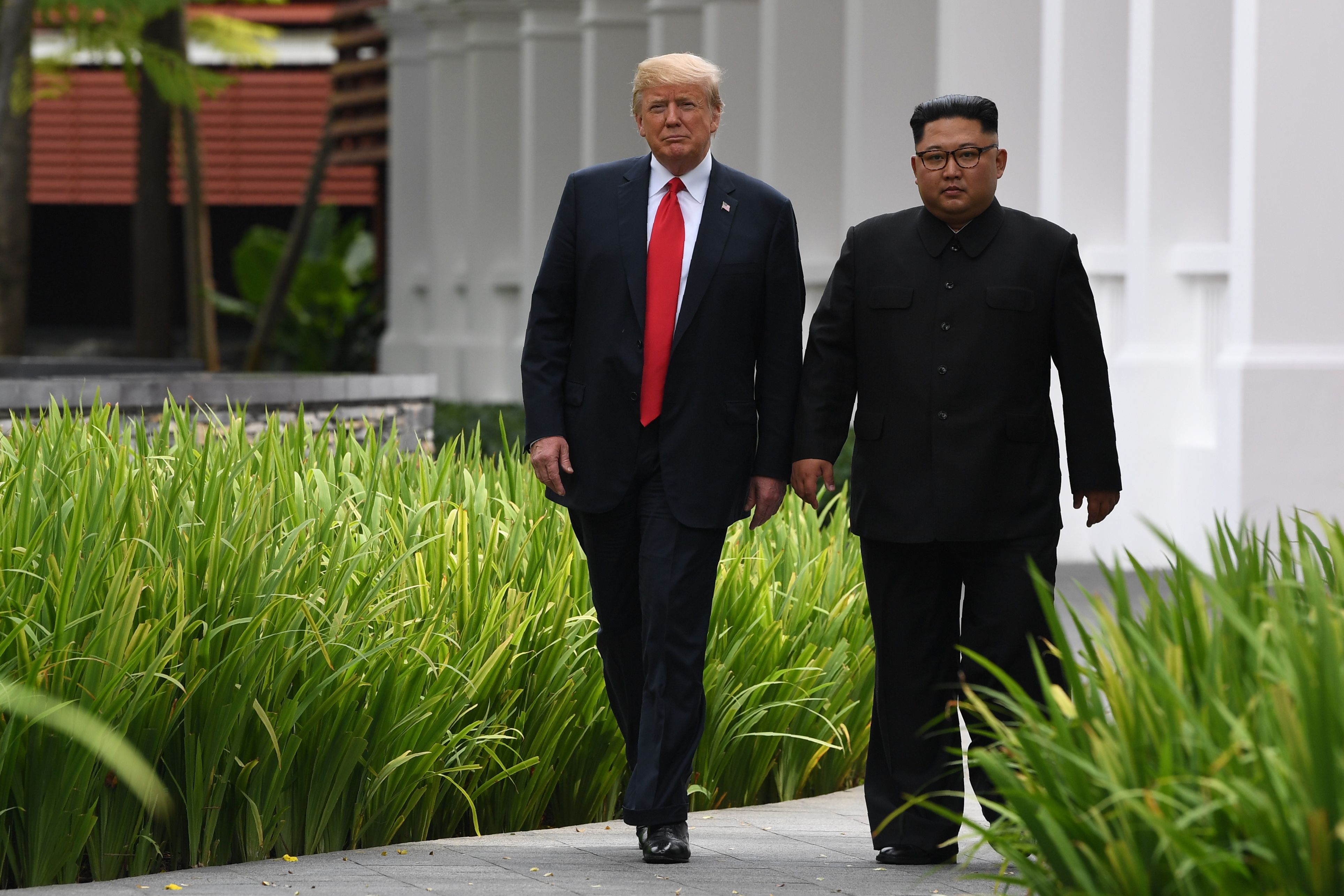 Presiden AS Donald Trump bersama Pemimpin Korut Kim Jong-un dalam pertemuan bersejarah di Singapura, 11 Juni 2018 lalu.