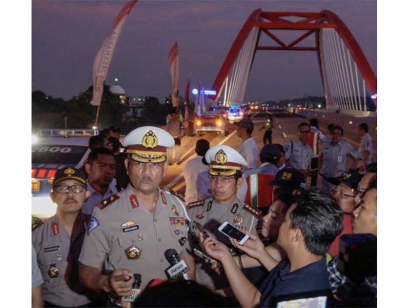 Kepala Korps Polisi Lalu Lintas (Kakorlantas) Irjen Refdi Andri (kedua kiri) menjawab pertanyaan wartawan saat meninjau tol di Jembatan Kalikuto, Kabupaten Batang, Jawa Tengah, Senin (17/12/2018). Kunjungan Kakorlantas tersebut untuk mengetahui kesiapan ja
