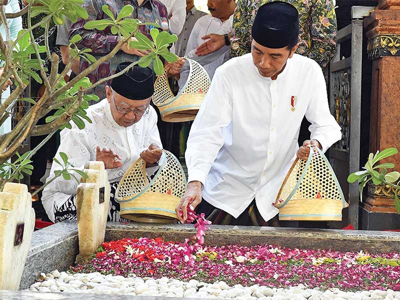 ZIARAHI MAKAM PENDIRI NU: Presiden Joko Widodo dengan didampingi Pengasuh Pondok Pesantren Tebuireng Salahuddin Wahid (Gus Solah) berziarah ke makam pendiri Nahdlatul Ulama KH Hasyim Asy’ari dan makam Presiden Ke-4 RI Abdurrahman Wahid (Gus Dur), di Pondok