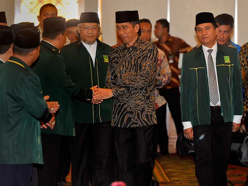 Presiden Joko Widodo (kedua kanan) didampingi Ketua Umum Partai Bulan Bintang (PBB) Yusril Ihza Mahendra (kanan) saat acara silaturahim dan peringatan Milad ke-17 PBB di Jakarta, Senin (10/8/2015) lalu