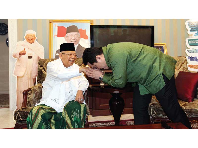Ketua Tim Kampanye Nasional (TKN) Jokowi-Ma'ruf Amin, Erick Thohir (kanan) menyalami calon wakil presiden nomor urut 01 Ma'ruf Amin di kediaman Ma'ruf Amin di Menteng, Jakarta, Senin (10/12).