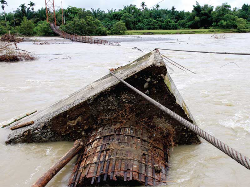 JEMBATAN GANTUNG PUTUS: Jembatan gantung penghubung Desa Meunuang Kinco dengan Desa Alue Keumang roboh akibat terendam banjir di Kecamatan Pante Ceureumen, Aceh Barat, Aceh, kemarin. Putusnya jembatan gantung penghubung desa yang selesai dibangun pada akhi