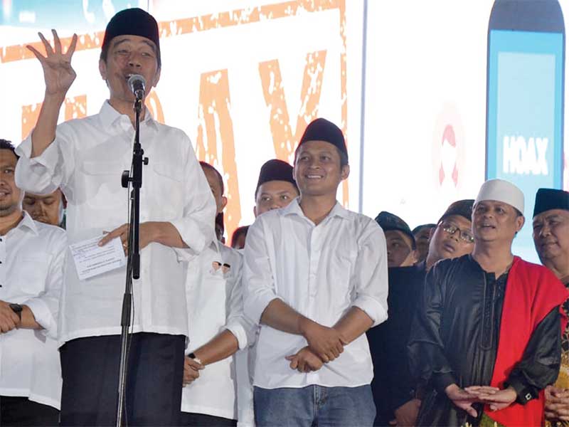 TARGET MENANG DI BOGOR: Calon Presiden nomor urut 01 Joko Widodo berorasi saat Deklarasi Baraya Jokowi Amin Kabupaten Bogor (Barjab), di Cibinong, Bogor, kemarin. Dalam orasinya, Jokowi ingin memastikan bahwa di Kabupaten Bogor, nantinya, pada 17 April 201