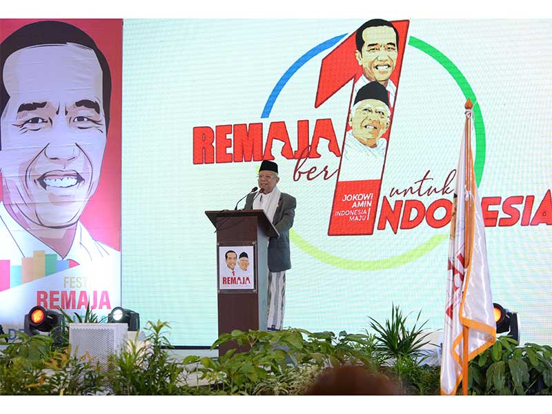 Calon wakil presiden nomor 01 Ma'ruf Amin (tengah) menberikan sambutan dihadapan pengurus Nasional, perwakilan poengfurus daerah dan relawan Remaja (Relawan Milenial Jokowi-Ma'ruf) pada acara Festival Remaja di Kemayoran, Jakarta, Minggu (25/11). 