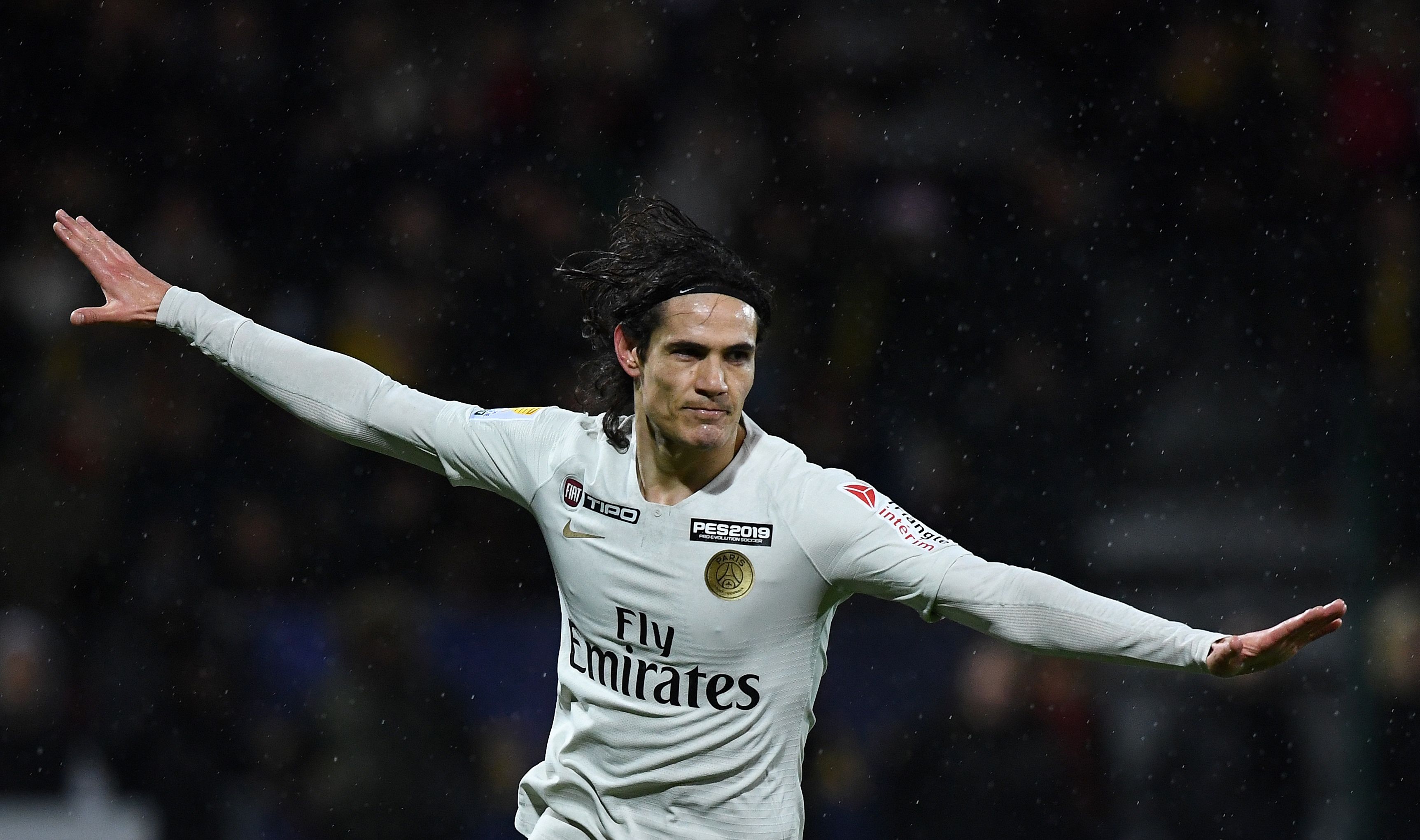 Selebrasi Edinson Cavani setelah mencetak gol ke gawang Orleans