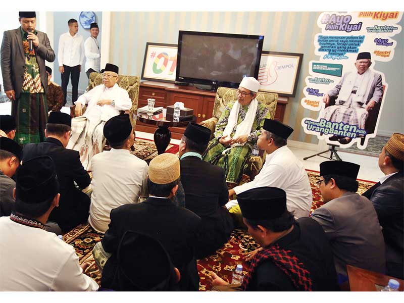 DUKUNGAN DARI NU KOTA TANGERANG: Cawapres nomor urut 01 KH Ma’ruf Amin (tengah) menerima kedatangan keluarga besar Nahdlatul Ulama se-Kota Tangerang di kediamannya, Jalan Situbondo, Jakarta, kemarin. Dalam kesempatan itu Abah Amin menyebutkan bahwa dukunga