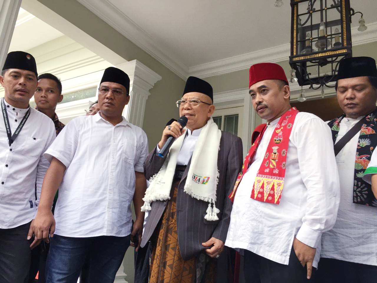 CALON Wakil Presiden Ma'ruf Amin menerima deklarasi dukungan dari sejumlah tokoh Betawi yang tergabung dalam Betawi Bela Ma'ruf (BBM) di kediaman Ma'ruf, Jalan Situbondo Nomor 12, Menteng, Jakarta Pusat, Senin (24/12).