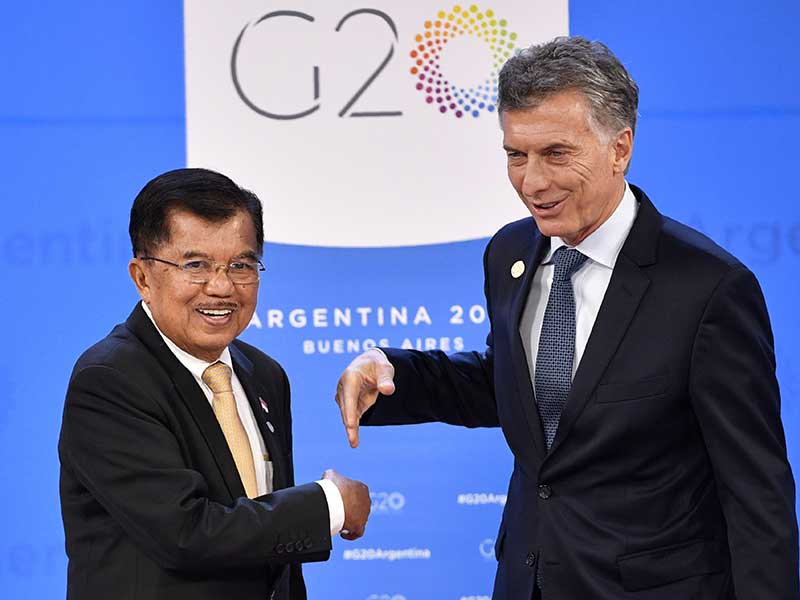 Wakil Presiden Jusuf Kalla (kiri) diterima Presiden Argentina Mauricio Macri saat mengahdiri KTT G20 di Costa Salguero, Buenos Aires, Argentina, Jumat (30/11/2018).  