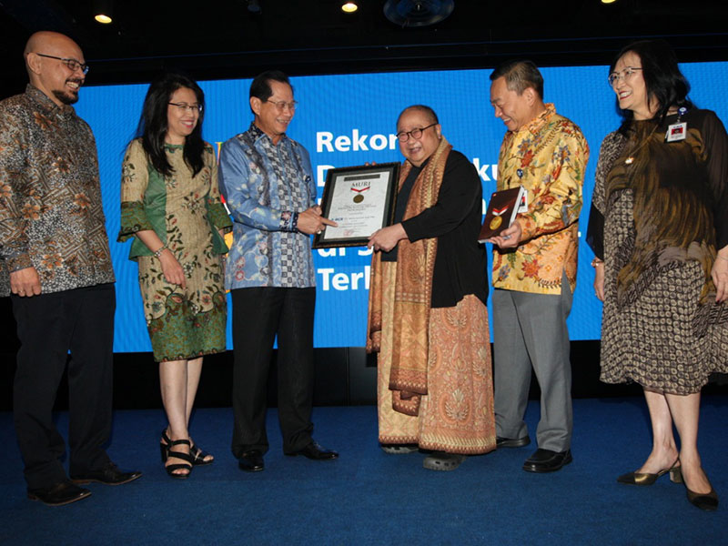 Presiden Direktur BCA Jahja Setiaatmadja (ketiga kiri) didampingi Direktur BCA Santoso (kedua kanan), Executive Vice President Corporate Social Responsibility BCA Inge Setiawati (kedua kiri) Executive Vice President Transaction Banking Business Development