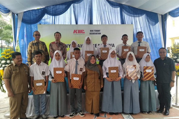 283 SMP dan SMA/SMK di Karawang Terima Beasiswa KIIC