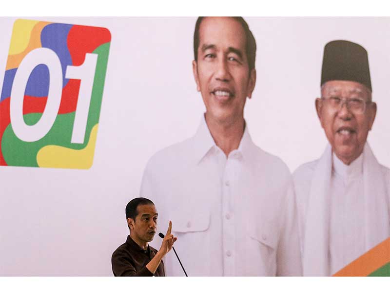 Calon Presiden nomor urut 01 Joko Widodo berbicara dihadapan ribuan Tim Kampanye Daerah (TKD) dan relawan di Palembang, Sumatera Selatan, Minggu (25/11/2018). 
