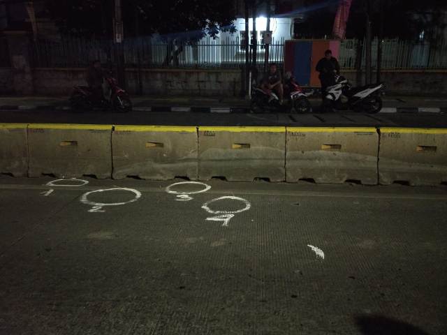 Polisi menandai lokasi yang diduga jatuhnya proyektil saat penembakan terhadap seorang anggota TNI Letkol Doni Kuspriyanto di Jalan Jatinegara Barat 