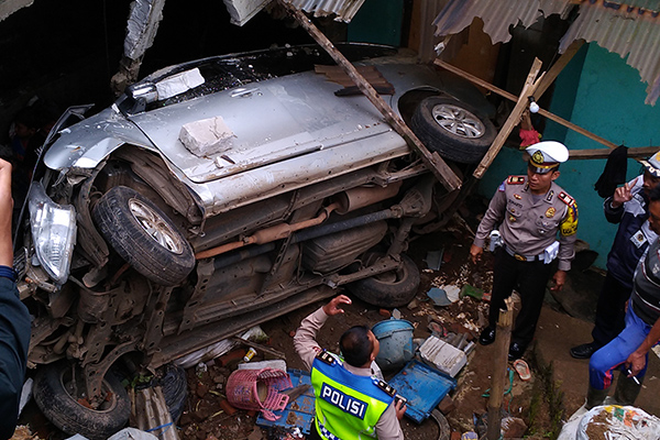 Mobil Avanza yang Terjungkal Diduga Angkut Domba Curian