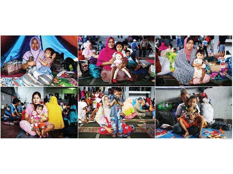 DIEVAKUASI DARI PULAU SEBESI: Para ibu bersama anak dan mainan buah hati mereka berada di penampungan setelah dievakuasi dari Pulau Sebesi ke tempat pengungsian di Kalianda, Lampung, kemarin. Sekitar 1.000 warga yang tinggal dekat Krakatau diungsikan karen