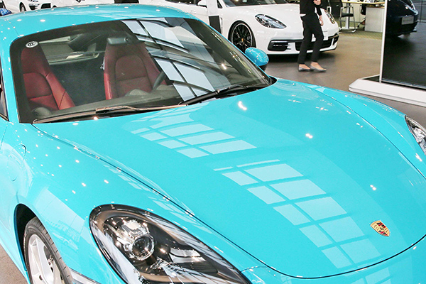 Samsat Blokir Porsche Cayman yang Tunggak Pajak