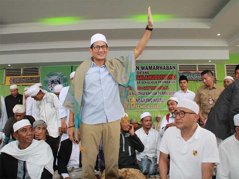 Calon Wakil Presiden no urut 02 Sandiaga Uno (tengah) menyapa warga dan santri saat menghadiri tabligh akbar, di Pondok Pesantren Musthafawiyah, Mandailing Natal, Sumatera Utara, Senin (10/12/2018). 