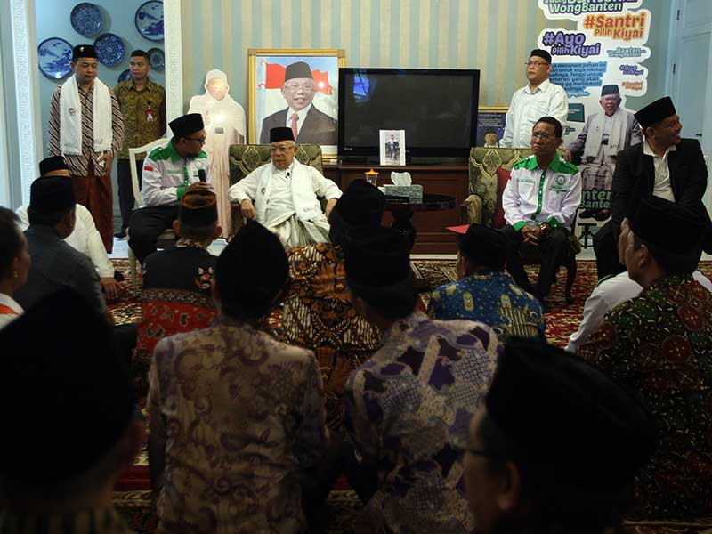 Cawapres nomor urut 01 Ma'ruf Amin (duduk kedua kiri) menerima kunjungan Ketua Umum DPP Forum Santri Indonesia (FSI) Iwan Ari Kurnia (duduk kiri) beserta anggota di kediamannya, Jakarta, Sabtu (8/12/2018).