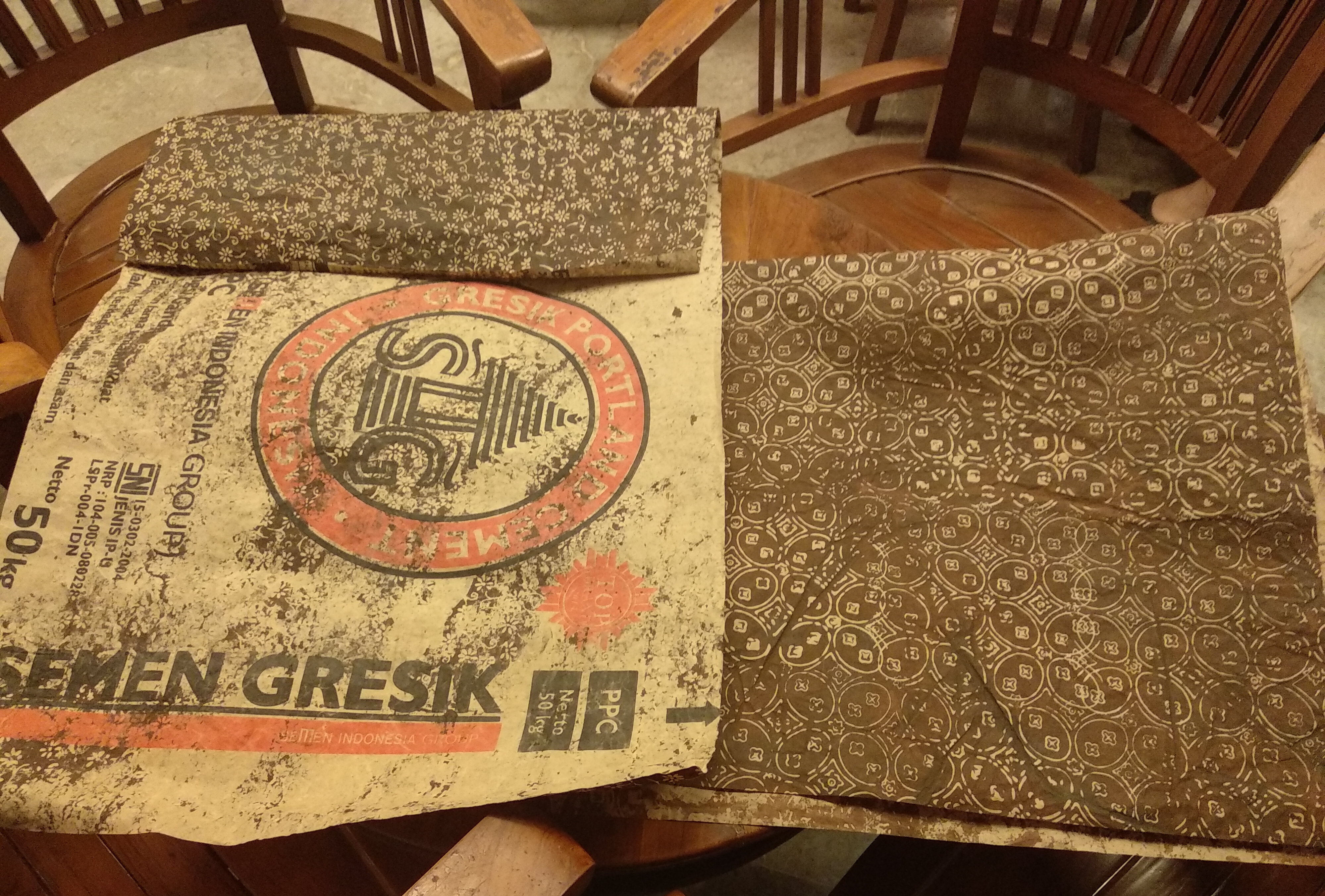 Kertas kado berbahan kantung kemasan semen dijual seharga Rp 60 ribu di Alun-Alun Indonesia, Grand Indonesia. 